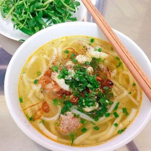 A bowl of Bánh Canh soup made with Fixyfood Wheat Noodle for Bánh Canh Huế A bowl of Bánh Canh soup made with Fixyfood Wheat Noodle for Bánh Canh Huế