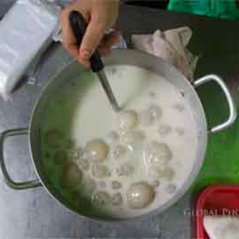 Delicious yummy che! A sweet ‘soup’ made from sticky rice balls and coconut milk – my favorite!